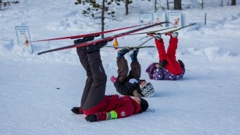 Hiihto on koko perheen juttu – 5 vinkkiä lapsen kanssa hiihtämiseen